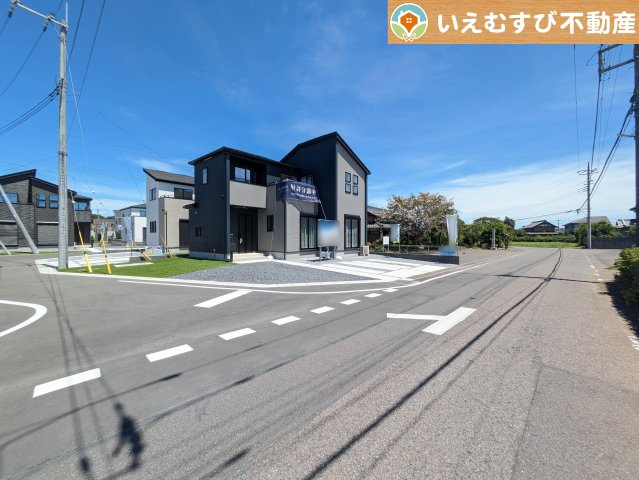 GRAFARE　大泉町寄木戸5期の前面道路含む現地写真|角地で開放的
ゆとりの広さの前面道路でお車の出し入れ楽々♪南西角地で日当り良好！