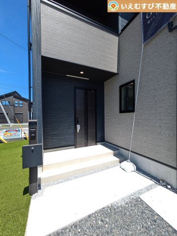 GRAFARE　大泉町寄木戸5期のエントランス|落ち着いた色づかいのエントランス
駐車場からアクセスの良いエントランス。雨の日や荷物が多くても安心の動線♪