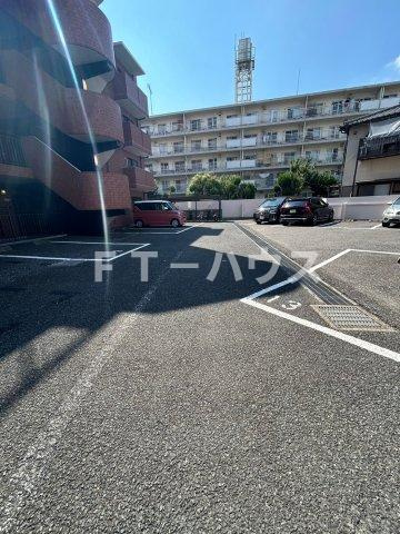 アドバンス新検見川の駐車場