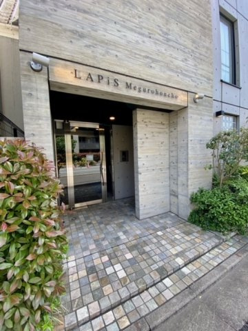 LAPiS目黒本町のエントランス
