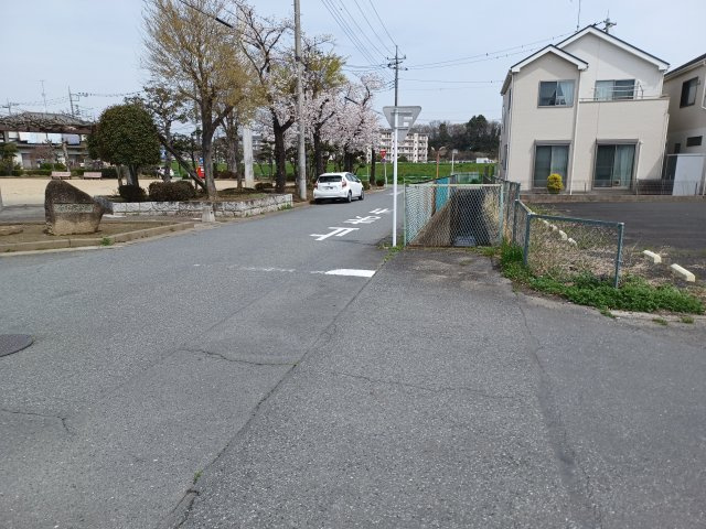 東松山市小松原町  土地59坪の前面道路含む現地写真