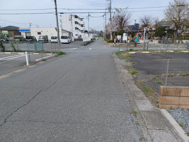 東松山市小松原町  土地59坪の前面道路含む現地写真