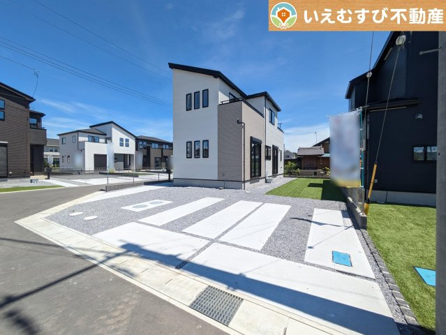 GRAFARE　大泉町寄木戸5期の駐車場|並列3台駐車可能なゆとりのカースペース
複数台車をお持ちでも、お友達が遊びに来てもゆとりの駐車スペース！