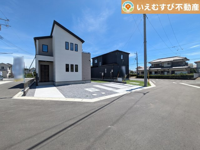 GRAFARE　大泉町寄木戸5期の前面道路含む現地写真|広々とした角地で開放的
ゆとりの広さの前面道路でお車の出し入れ楽々♪角地で日当り良好！