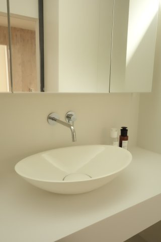 鵠沼桜が岡３丁目新築戸建ての独立洗面台|独立洗面台、小物を置くことができて便利です