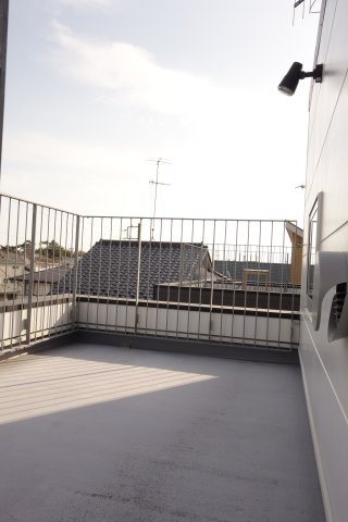 鵠沼桜が岡３丁目新築戸建てのバルコニー|落ち着いた時間を過ごせるバルコニーです