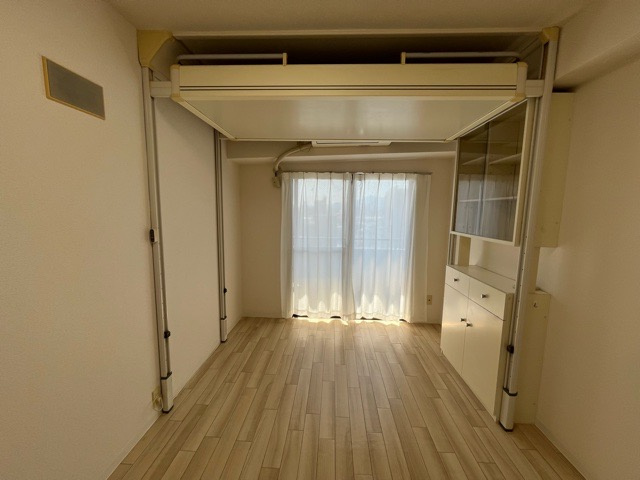【洋室】 | レジェンド相模原 | 洋室のメリットは重い家具が置きやすく、身の回りが整理しやすいことです。 床がフローリングのため畳とは異なり凹みにくいです。 クローゼットなど収納が豊富で、普段使わない旅行カバンや服の整頓も簡単にです。