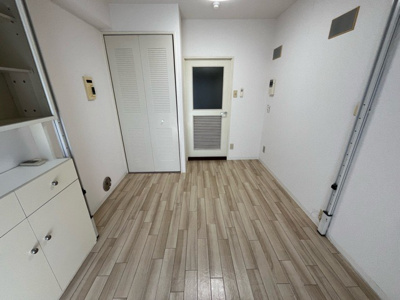 【寝室】 | レジェンド相模原 | 寝室でゆっくりと過ごすためにはベッド周りの適度な空間を担保することや窓の位置、照明の明るさ、寝室の広さなどを考える必要があります。自身や家族の構成とライフスタイルに併せて寝室にする部屋を選びましょう！