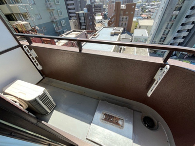 【バルコニー】 | レジェンド相模原 | バルコニーは、室外の専用スペースのうち、「屋根がなく開放された空間」であるものを指します。ベランダより広いタイプのものが多く、日当たりもよいため家庭菜園などを楽しみたい人にとって適した環境となります。