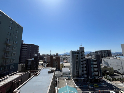 【展望】 | レジェンド相模原 | 眺望の良さを楽しめるダイニングキッチンで家族団らんの時間を過ごしてはいかがでしょうか。バルコニーから見える景色を家族で眺める時間は、時間が経つのを忘れてしまいそうですね。是非、現地を見に行きましょう！