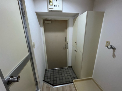 【玄関】 | レジェンド相模原 | 玄関は家の顔でもあり、家族以外の目にも止まる場所です。玄関は外との間を仕切る扉、靴などをしまっておく収納スペース、靴脱ぎのたたきスペース、来客とのやり取りをするドアホンなど複数のアイテムからなります。