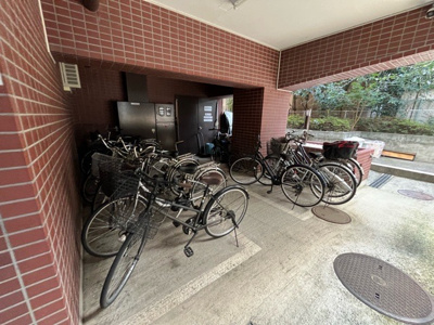 【駐輪場】 | レジェンド相模原 | マンションの駐輪場は、事前に空きがあるか確認を取ると安心です。せっかく入居したのに駐輪スペースがない！なんてことになったら大変ですよね。そこで、内見時や購入前にはまず事前に確認しておくと良いでしょう。