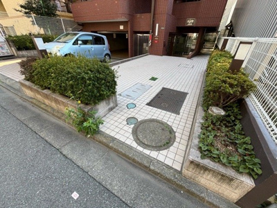 【庭】 | レジェンド相模原 | 物件によっては、入居者が個人的に使用できる専用庭がついているものもあります。また、住宅の中にある土間の部分を庭と呼ぶこともあります。庭の用途は住む人によって変わり、それによってデザインもさまざまです。