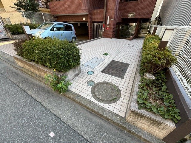 【庭】 | レジェンド相模原 | 物件によっては、入居者が個人的に使用できる専用庭がついているものもあります。また、住宅の中にある土間の部分を庭と呼ぶこともあります。庭の用途は住む人によって変わり、それによってデザインもさまざまです。