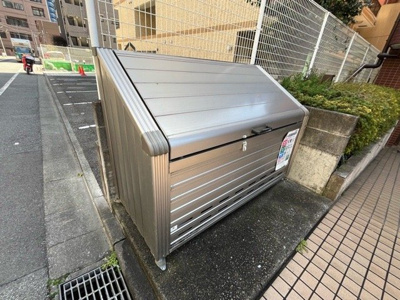 【設備】 | レジェンド相模原 | 共有部分は、住民なら誰もが使える設備のこと。例えば駐車場やエレベーター、インターネット設備、セキュリティ設備などがあります。他にも、マンションの廊下・外部階段やエントランス・ゴミ置き場などがあります。