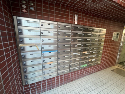 【設備】 | レジェンド相模原 | エントランス付近に設置されている集合ポストは、住んでいる部屋と離れているため、ポストをあさるなど誰かに何かされていても被害に気づきにくいです。入居する時には他人に特定されにくい番号で鍵をかけましょう！