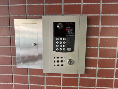 【防犯設備】 | レジェンド相模原 | 当然のことではありますが、オートロックやセンサーライト、ホームセキュリティーなどの防犯設備があれば、小さいお子様がいるご家庭も安心ですよね！まず物件購入の際は、防犯設備もチェックするようにしましょう。