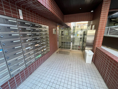 【ロビー】 | レジェンド相模原 | ラウンジは、マンションの共用スペースに椅子やテーブルなどを配置した利用者が寛げる空間です。屋内型ラウンジと屋外型ラウンジがあります。共用部分の管理状況と合わせて、詳細については現地でご確認ください。
