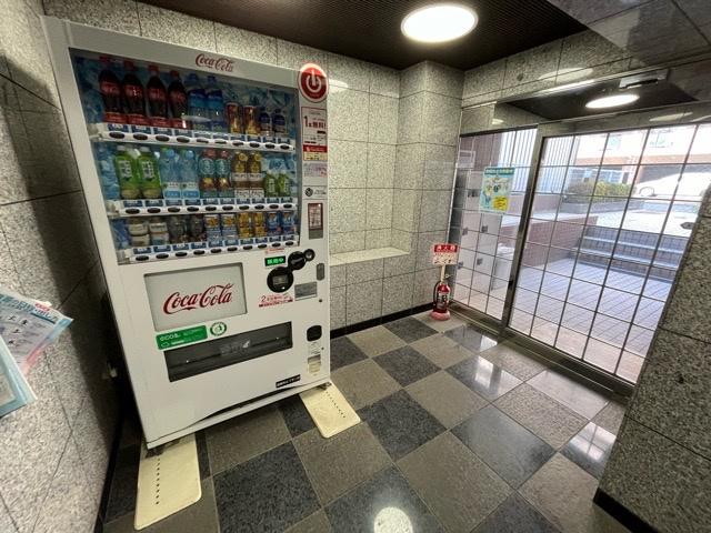【ロビー】 | レジェンド相模原 | ロビーというと、エントランスと何がちがうの？と思いますよね。実はロビーとエントランスには明確な決まりはありません。物件によっては、エントランスを入って広がるある程度の広さのある空間がロビーとなります。