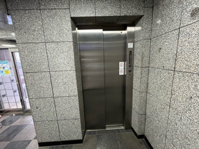 【その他共用部分】 | レジェンド相模原 | 共有部分は、住民なら誰もが使える設備のこと。例えば駐車場やエレベーター、インターネット設備、セキュリティ設備などがあります。他にも、マンションの廊下・外部階段やエントランス・ゴミ置き場などがあります。