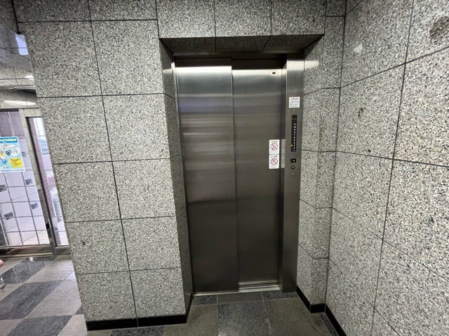 【その他共用部分】 | レジェンド相模原 | 共有部分は、住民なら誰もが使える設備のこと。例えば駐車場やエレベーター、インターネット設備、セキュリティ設備などがあります。他にも、マンションの廊下・外部階段やエントランス・ゴミ置き場などがあります。