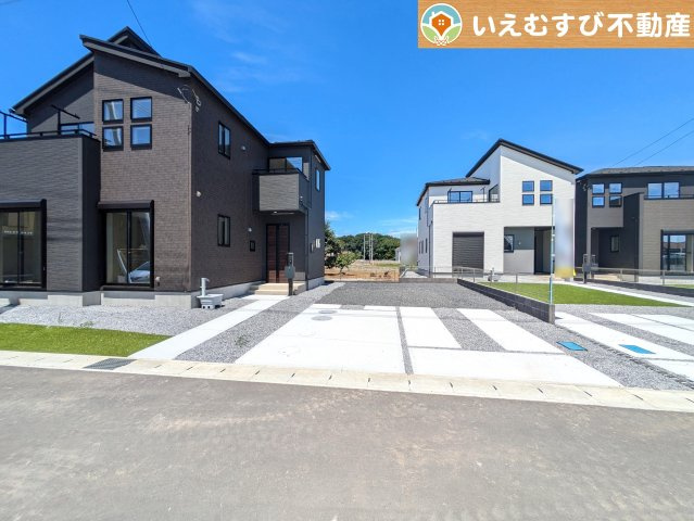 GRAFARE　大泉町寄木戸5期の駐車場|並列3台駐車可能なゆとりのカースペース
複数台車をお持ちでも、お友達が遊びに来てもゆとりの駐車スペース！
