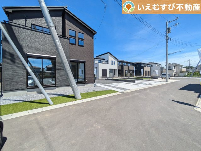 GRAFARE　大泉町寄木戸5期の前面道路含む現地写真|充分な広さの5ｍ前面道路
間口が広くお車の出し入れも問題なく行えるスペースが確保されています♪