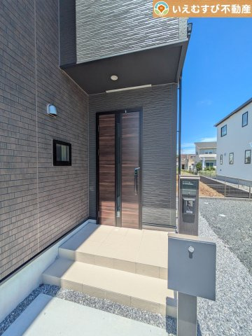GRAFARE　大泉町寄木戸5期のエントランス|落ち着いた色づかいのエントランス
駐車場からアクセスの良いエントランス。雨の日や荷物が多くても安心の動線♪
