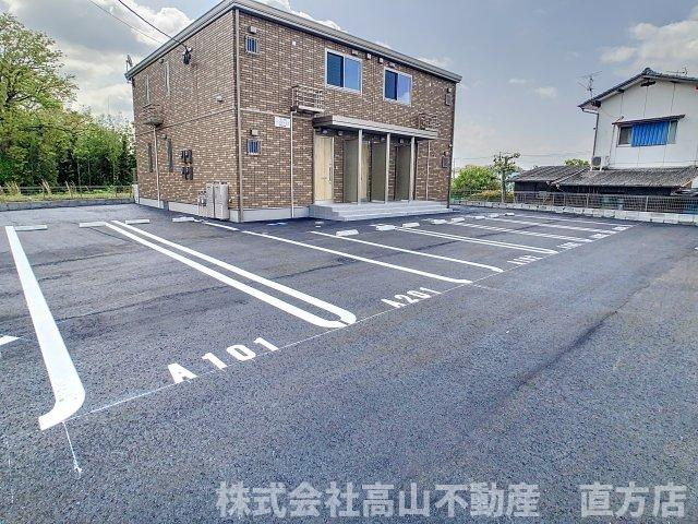 直方市大字感田のアパートの駐車場
