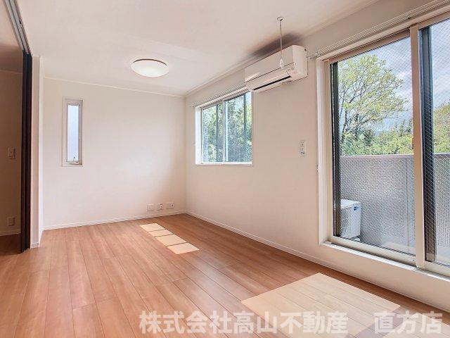 直方市大字感田のアパートの居間・リビング