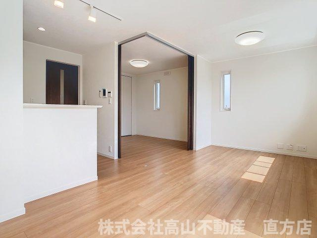 直方市大字感田のアパートの居間・リビング