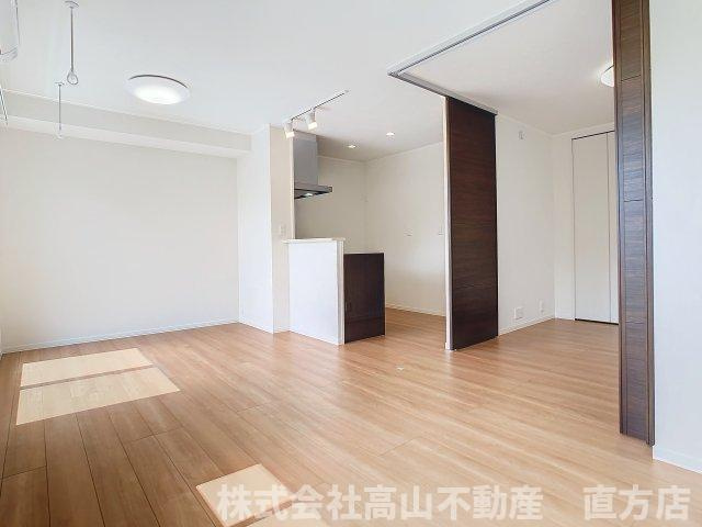 直方市大字感田のアパートの居間・リビング