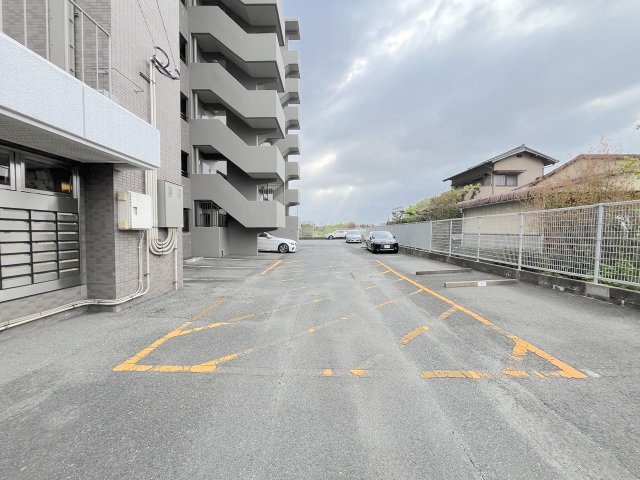 コスモ前原の駐車場