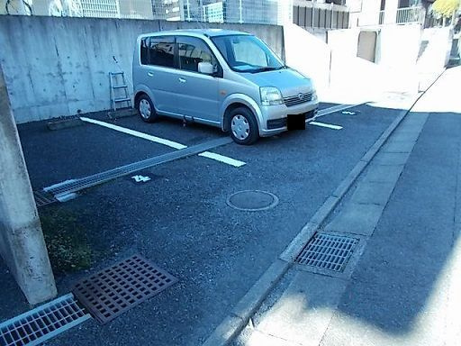 レオパレスフルーラの駐車場