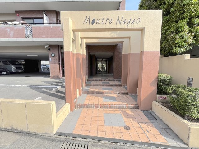 モントーレ長尾のエントランス