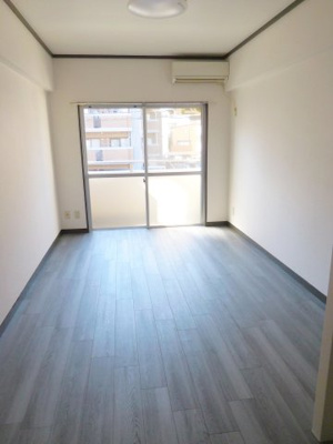 【居間・リビング】 | エスポワール桜坂 | 別号室の写真になります。現況優先。