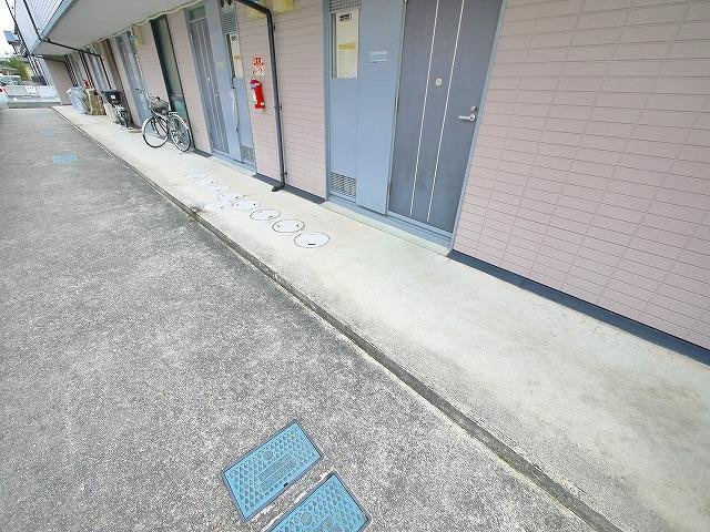 レオパレス浪漫のその他共用部分|玄関ドア前です