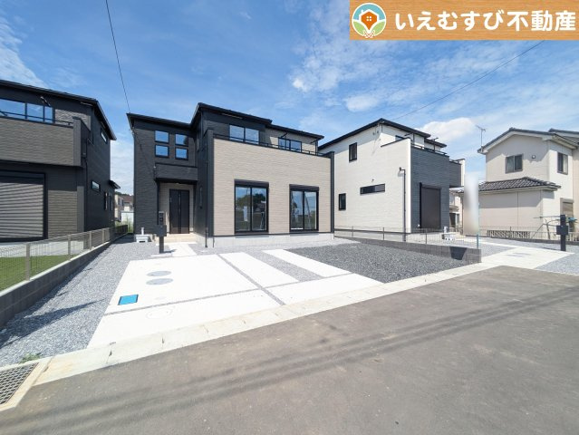GRAFARE　大泉町寄木戸5期の駐車場|並列3台駐車可能なゆとりのカースペース
複数台車をお持ちでも、お友達が遊びに来てもゆとりの駐車スペース！