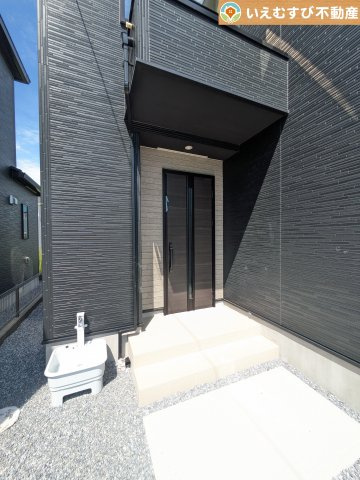 GRAFARE　大泉町寄木戸5期のエントランス|落ち着いた色づかいのエントランス
駐車場からアクセスの良いエントランス。雨の日や荷物が多くても安心の動線♪