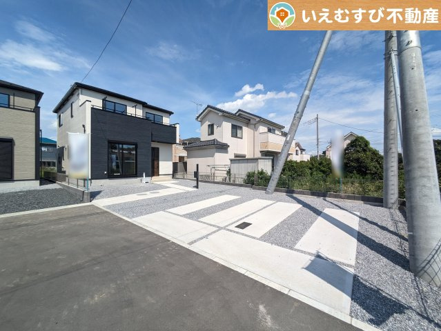 GRAFARE　大泉町寄木戸5期の駐車場|並列3台駐車可能なゆとりのカースペース
複数台車をお持ちでも、お友達が遊びに来てもゆとりの駐車スペース！