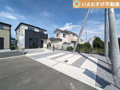 【駐車場】 | GRAFARE　大泉町寄木戸5期 | 並列3台駐車可能なゆとりのカースペース
複数台車をお持ちでも、お友達が遊びに来てもゆとりの駐車スペース！