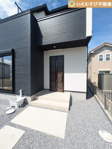 GRAFARE　大泉町寄木戸5期のエントランス|落ち着いた色づかいのエントランス
駐車場からアクセスの良いエントランス。雨の日や荷物が多くても安心の動線♪