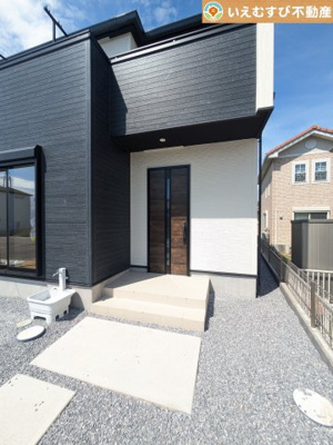 【エントランス】 | GRAFARE　大泉町寄木戸5期 | 落ち着いた色づかいのエントランス
駐車場からアクセスの良いエントランス。雨の日や荷物が多くても安心の動線♪