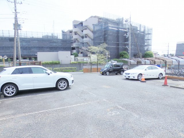 フラワーハイムの駐車場