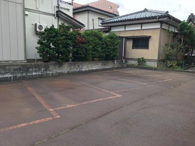 ベロウ栄の駐車場