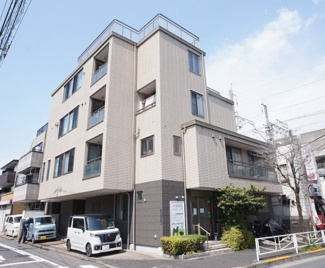 【外観】 | 角地に建つ4階建ての人目を惹く存在感ある建物です