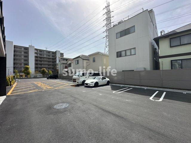 グラシス池尻の駐車場