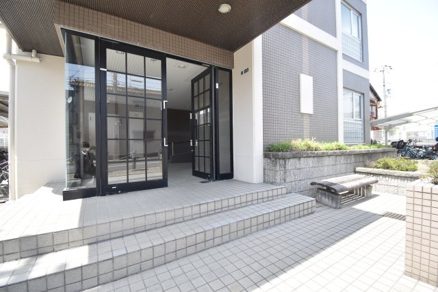 グランドール園田のエントランス