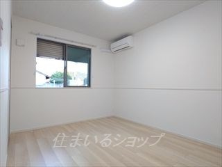 広島市安佐北区三入６丁目のアパートの寝室