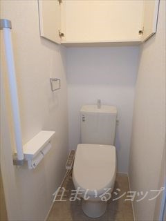 広島市安佐北区三入６丁目のアパートのトイレ|シャワートイレ・収納棚あり